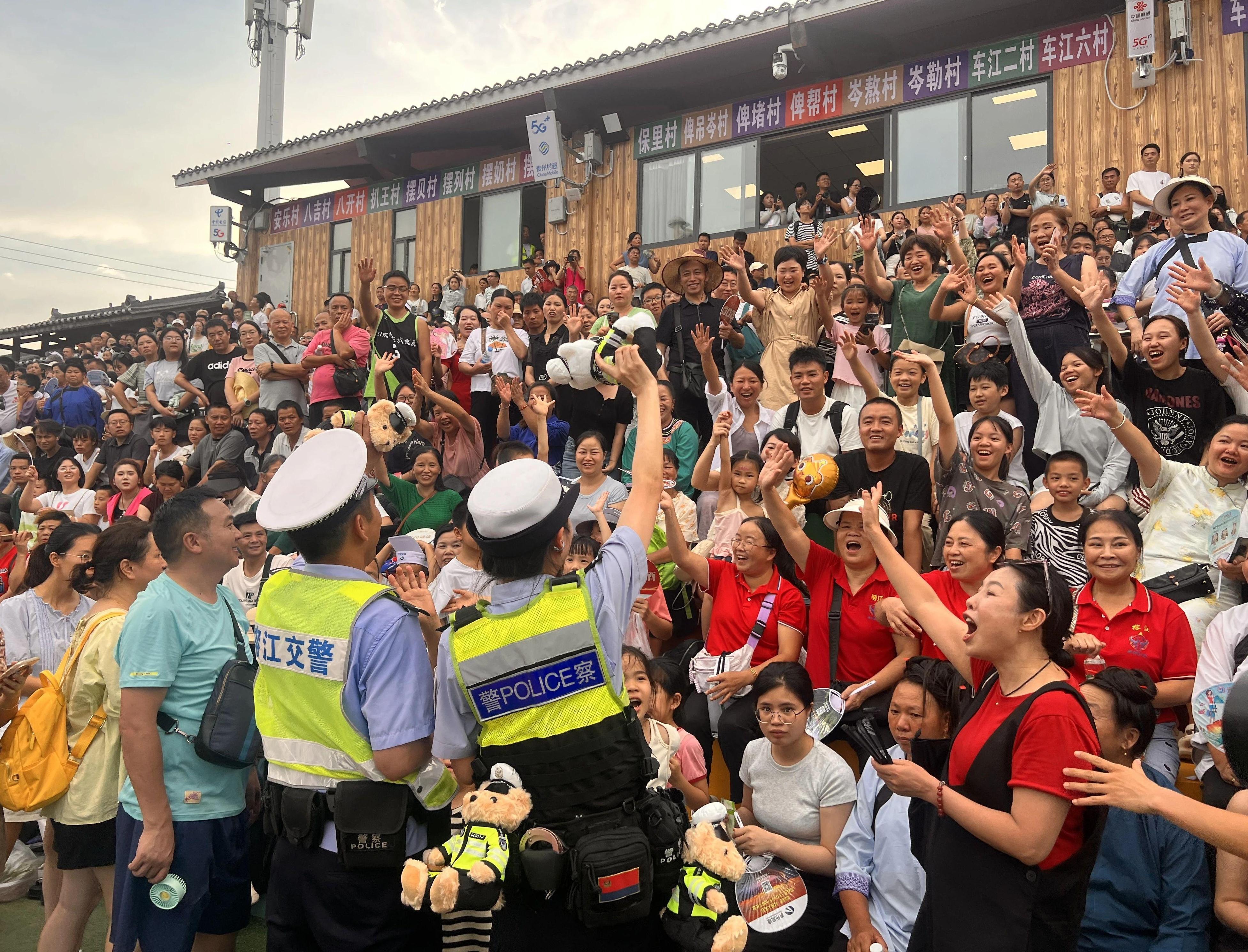 貴州公安交警借力“村超”熱潮 創(chuàng)新開展交通安全互動宣傳