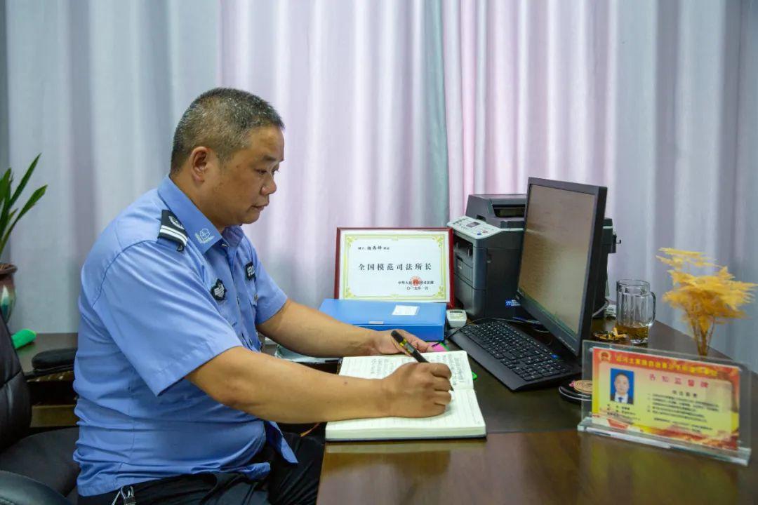 楊再鋒：用腳步丈量民心 以法理守護(hù)和諧