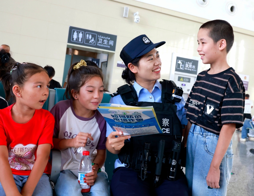 新疆阿克蘇鐵警：反詐宣傳服務隊守好旅客“錢袋子”